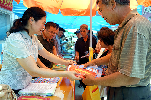 图:市林业局工作人员在向群众分发宣传资料