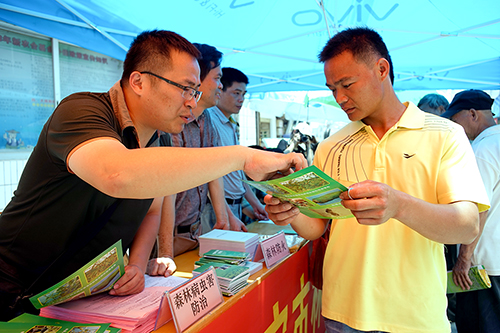 市 森防站技术人员在向群众宣传森林病虫害防治知识