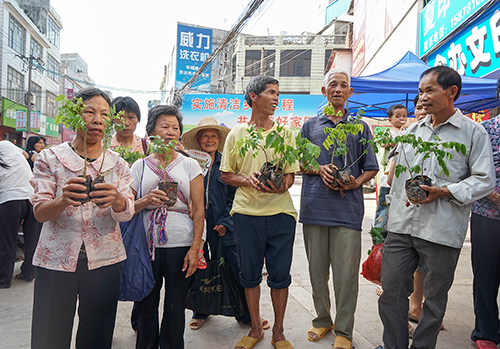 图:群众高兴地领取珍贵树种